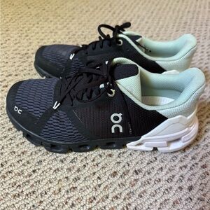 On Running Sneakers in Black and Light Green cloudflyer size 8 women’s